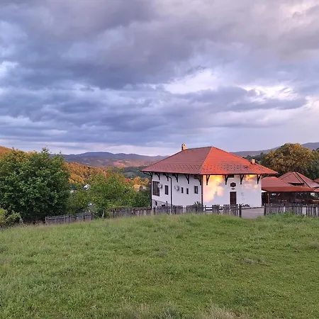 فندق مبيت وإفطار Etno Selo Lelic 3*